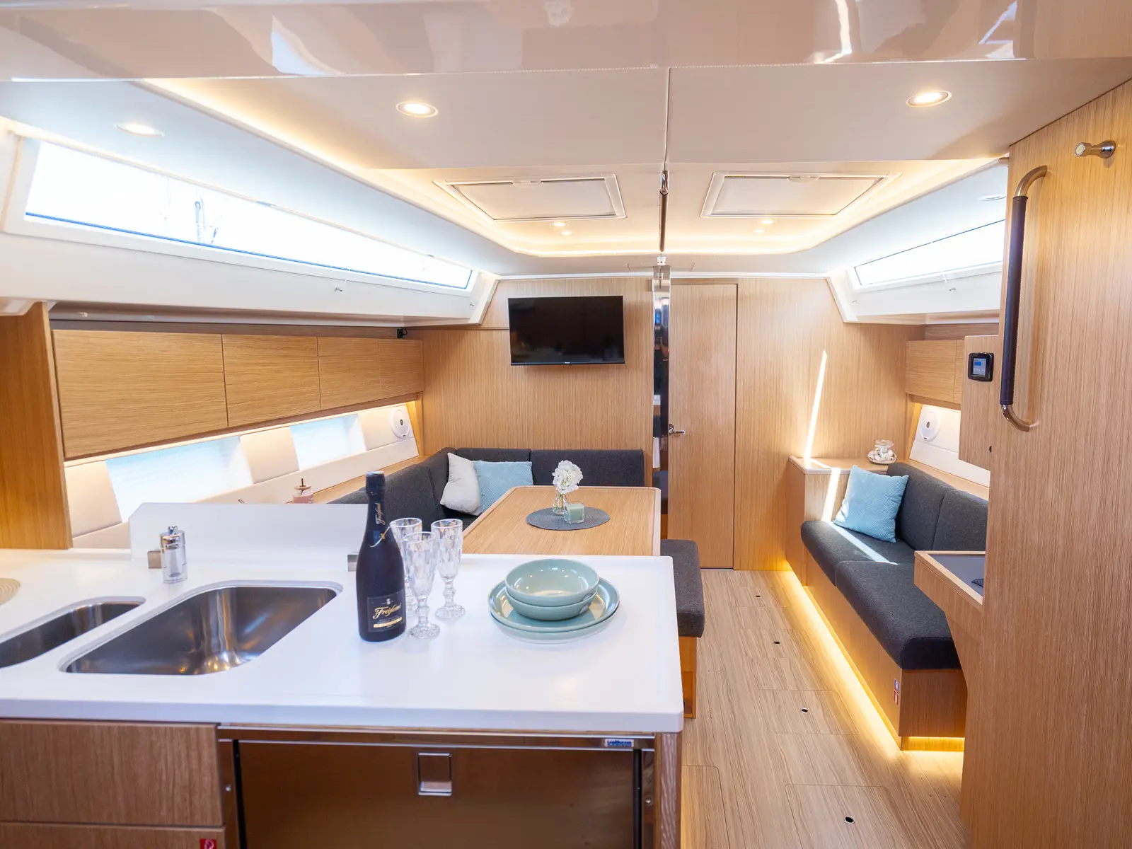 Aria, Interior image