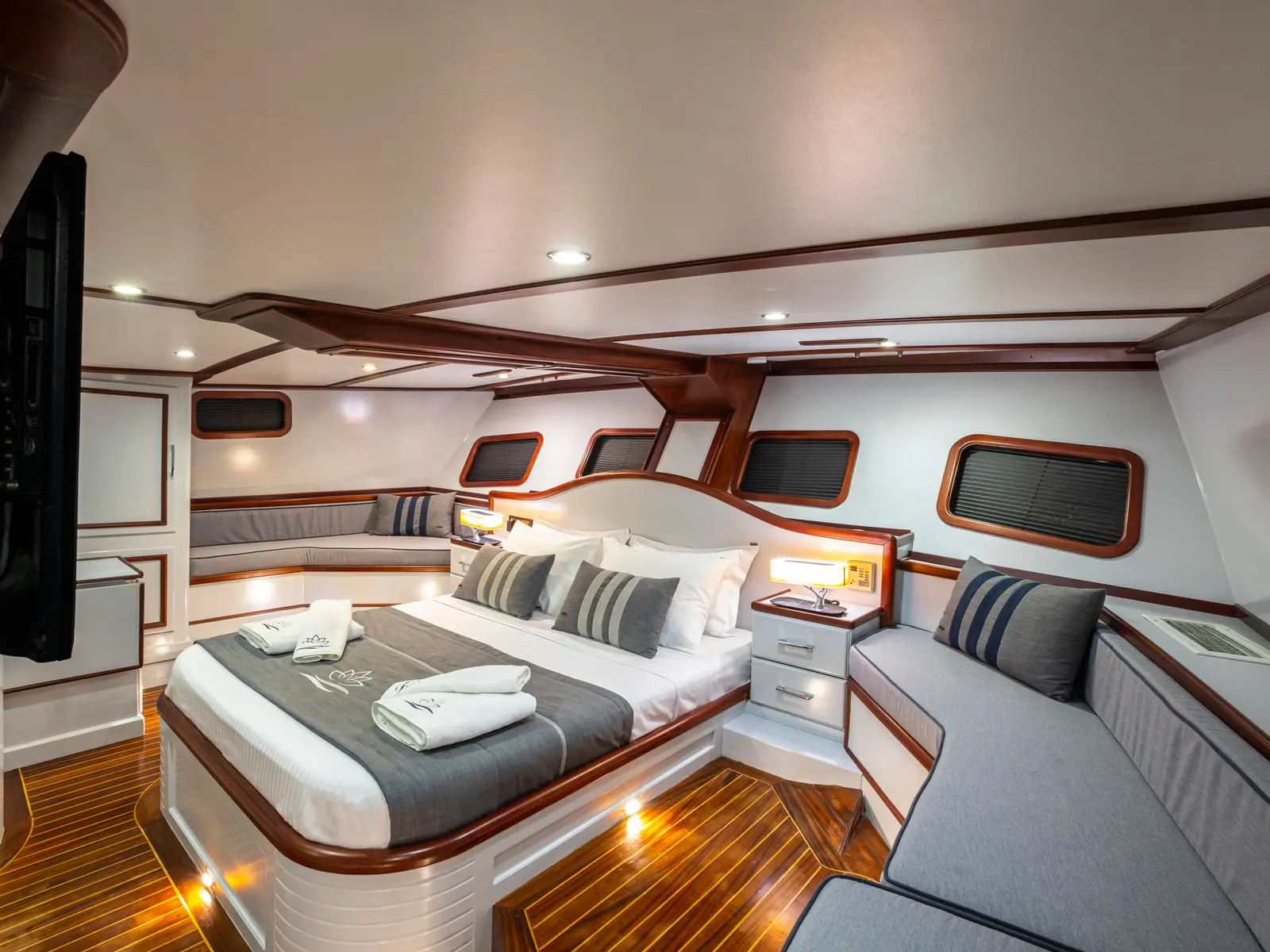Lotus, Interior image