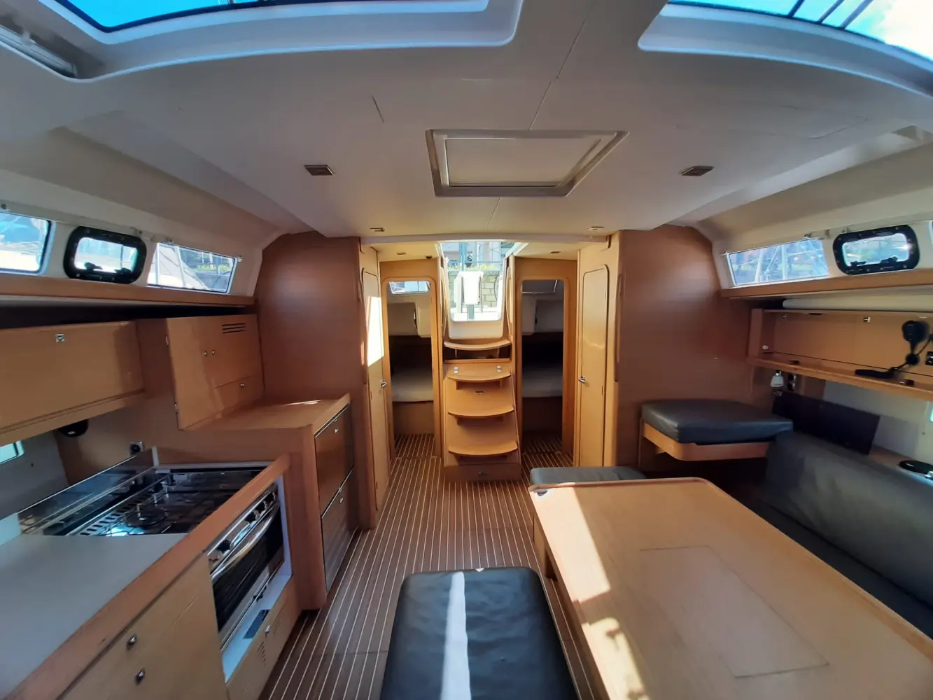 Diego, Interior image