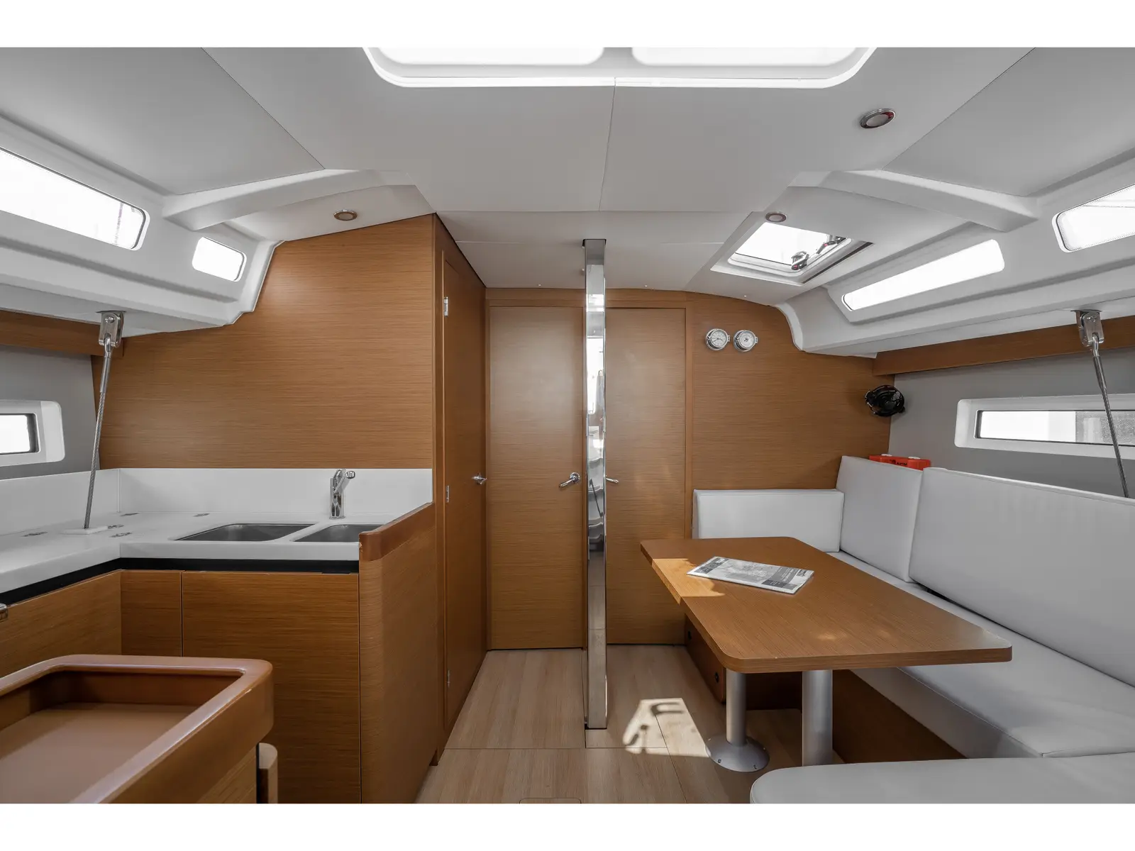 ALMYRA 440, Interior image