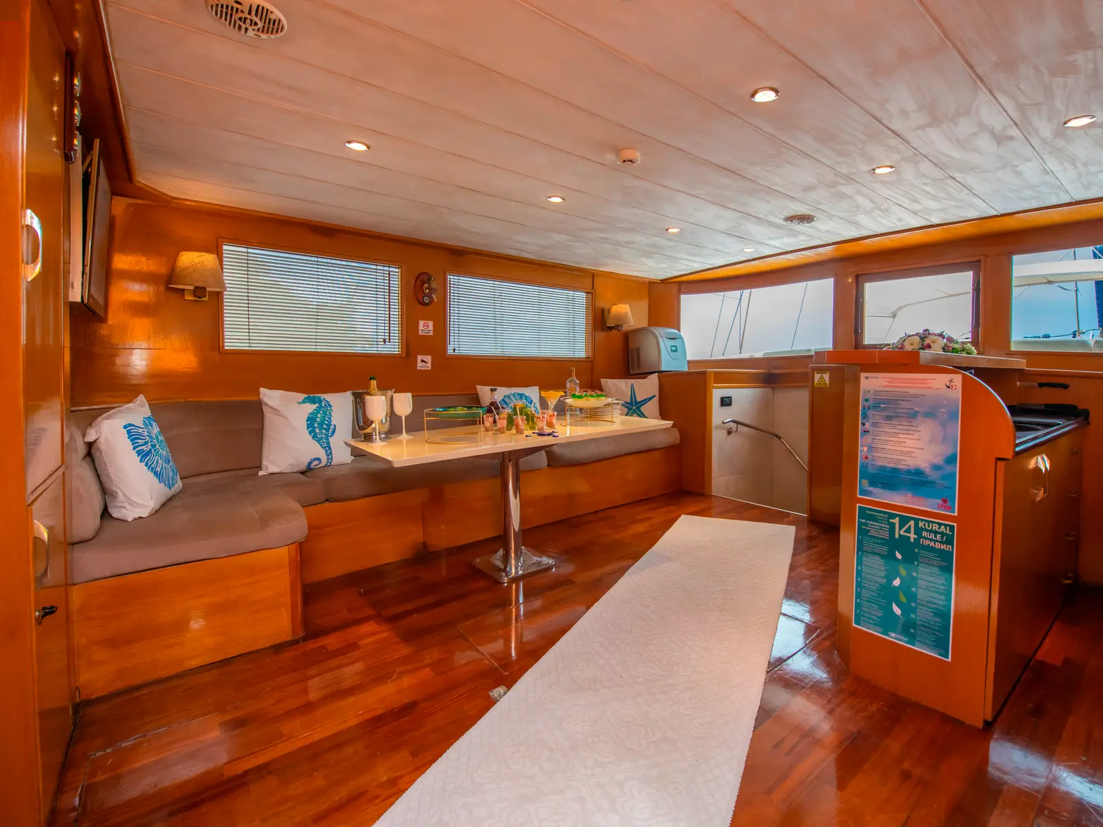 Cemre Mila, Interior image