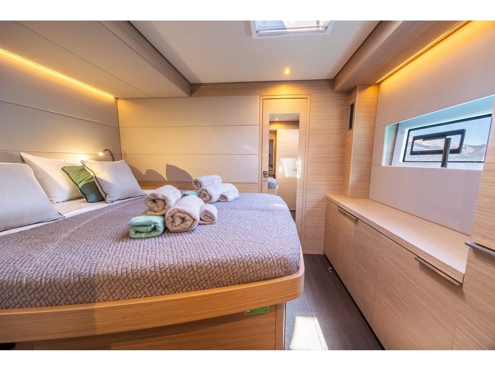 HUMBLE ONE, Interior image