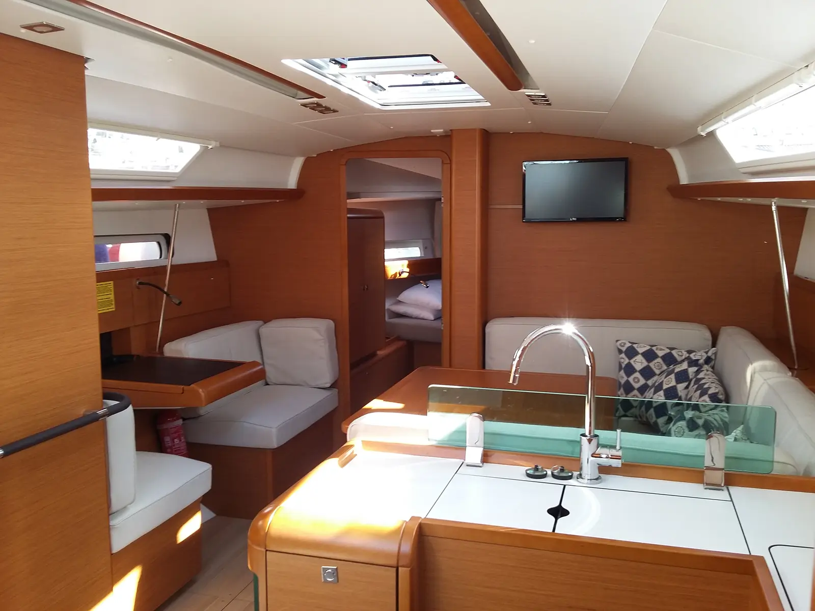 Comanegra, Interior image