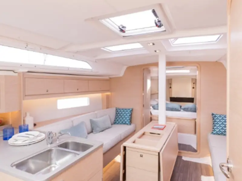 Momo, Interior image