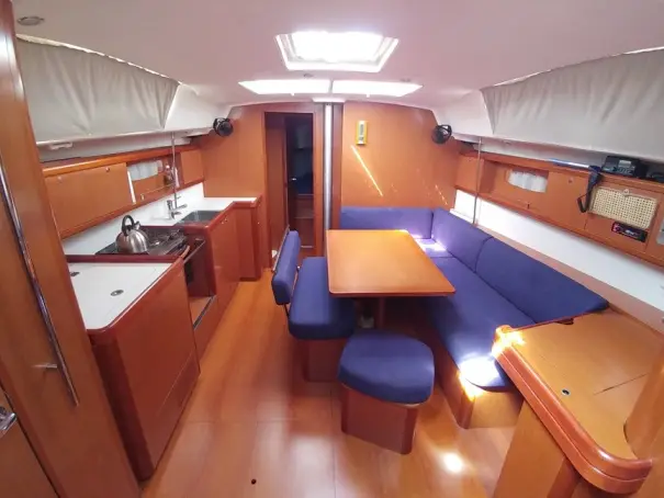 Beluga, Interior image