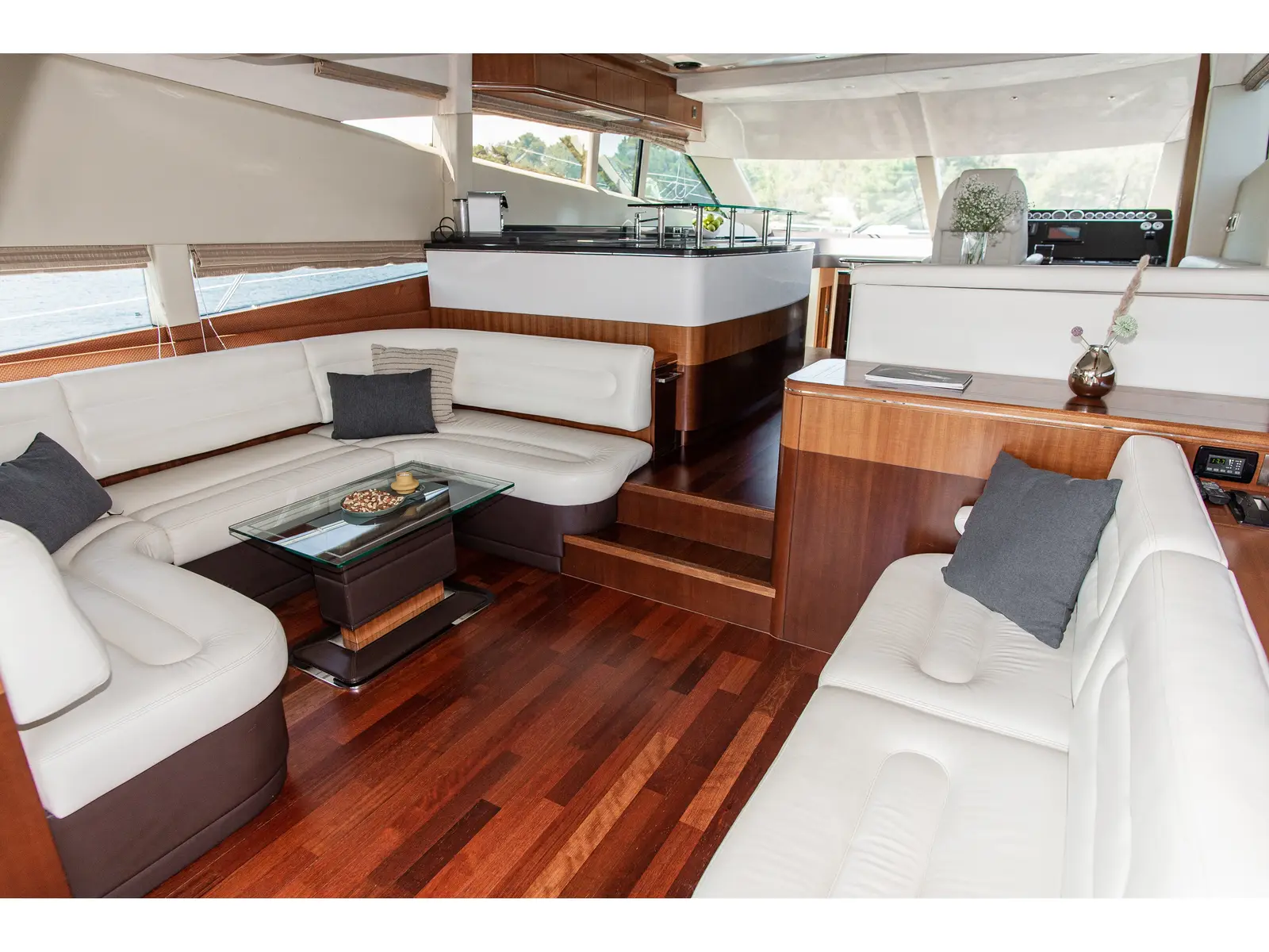 Le Chiffre, Interior image