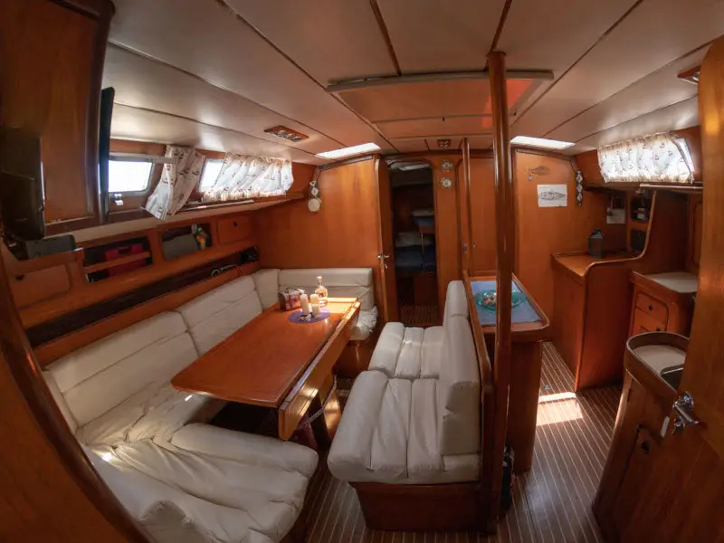 Adonis, Interior image