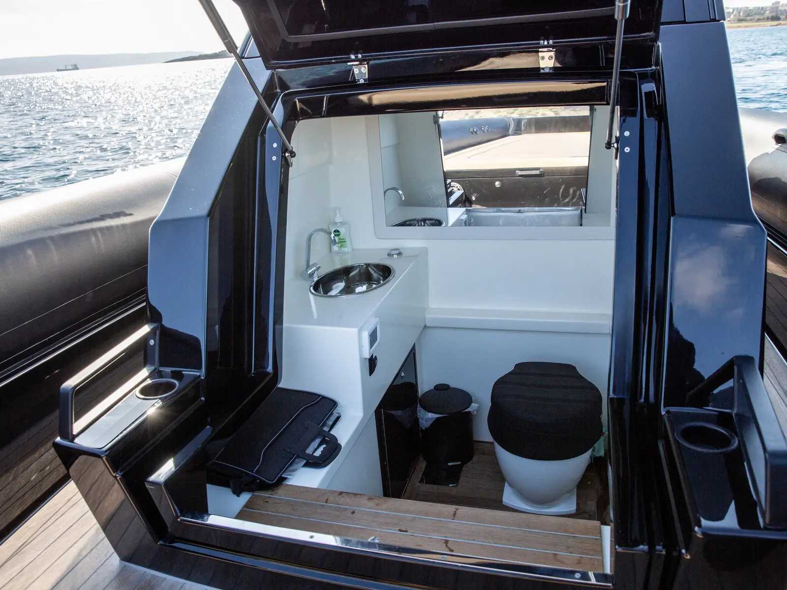 Thyella, Interior image