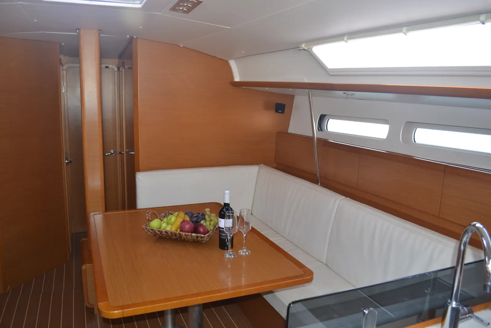 Triada, Interior image