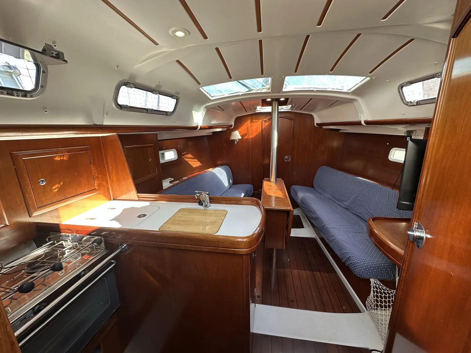 Cassiopea, Interior image