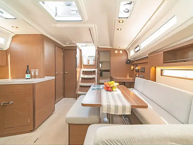 RO22, Interior image