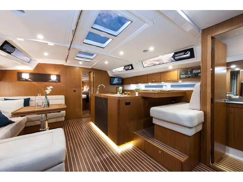 Star Romeo, Interior image