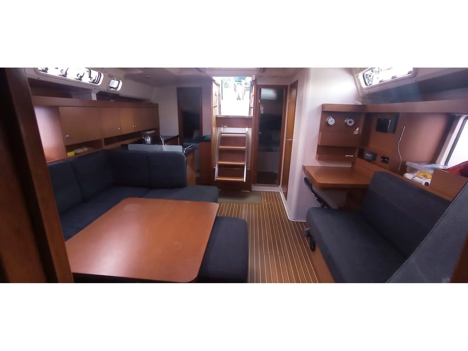 Juana, Interior image