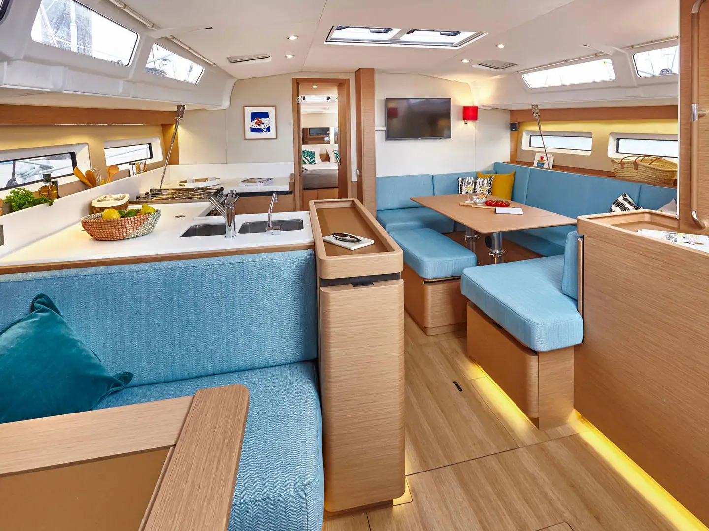 Konstantinos, Interior image