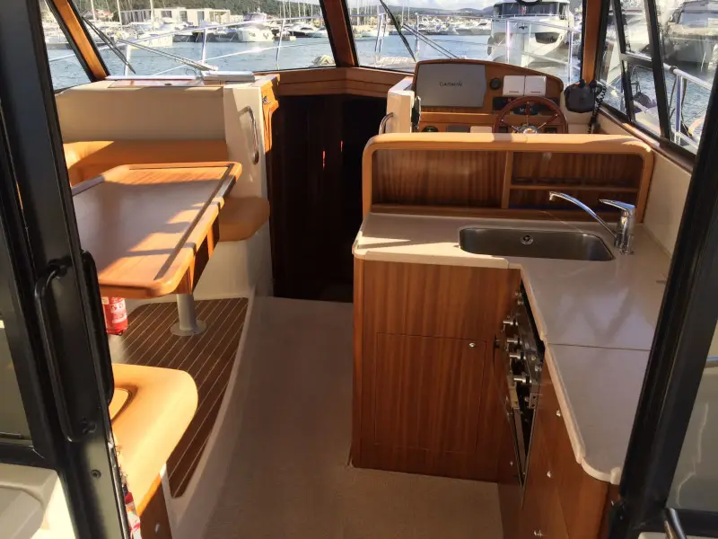 Tina II, Interior image