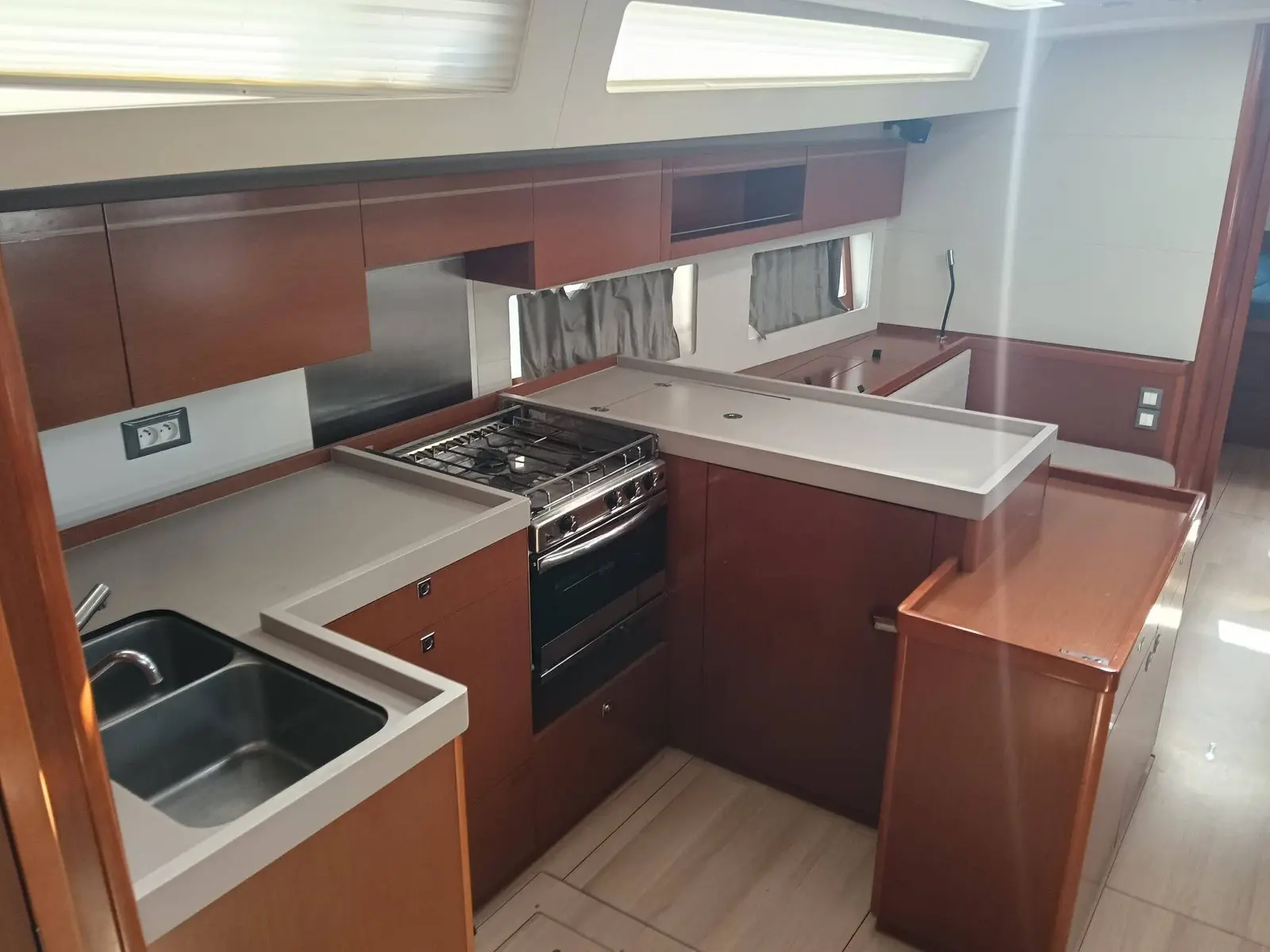 EXPLORER (Radazul), Interior image