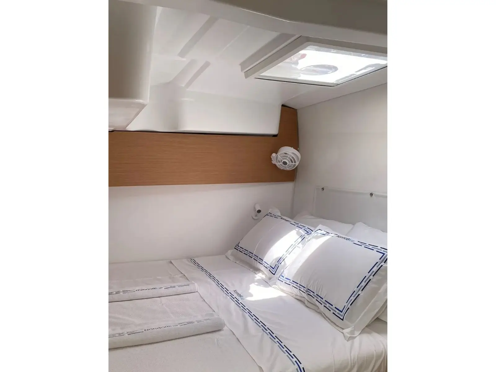 Carmelina, Interior image