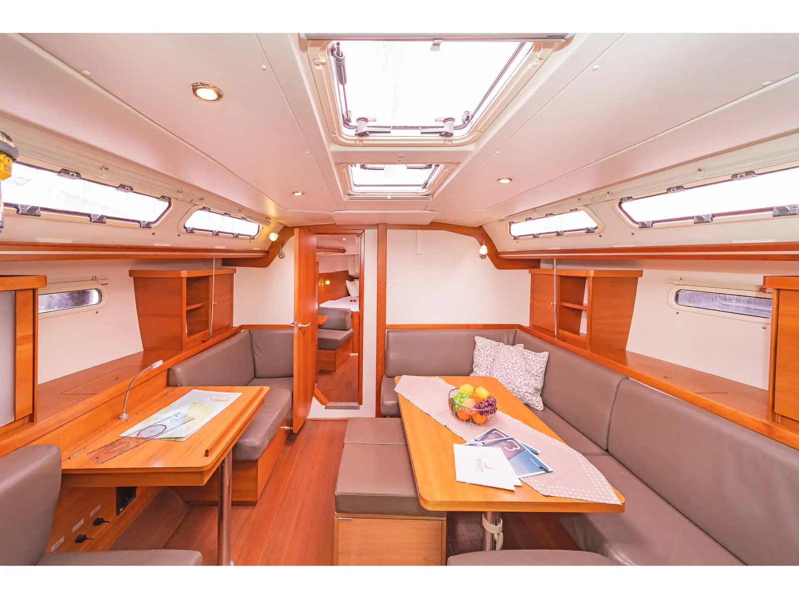 Tria S, Interior image