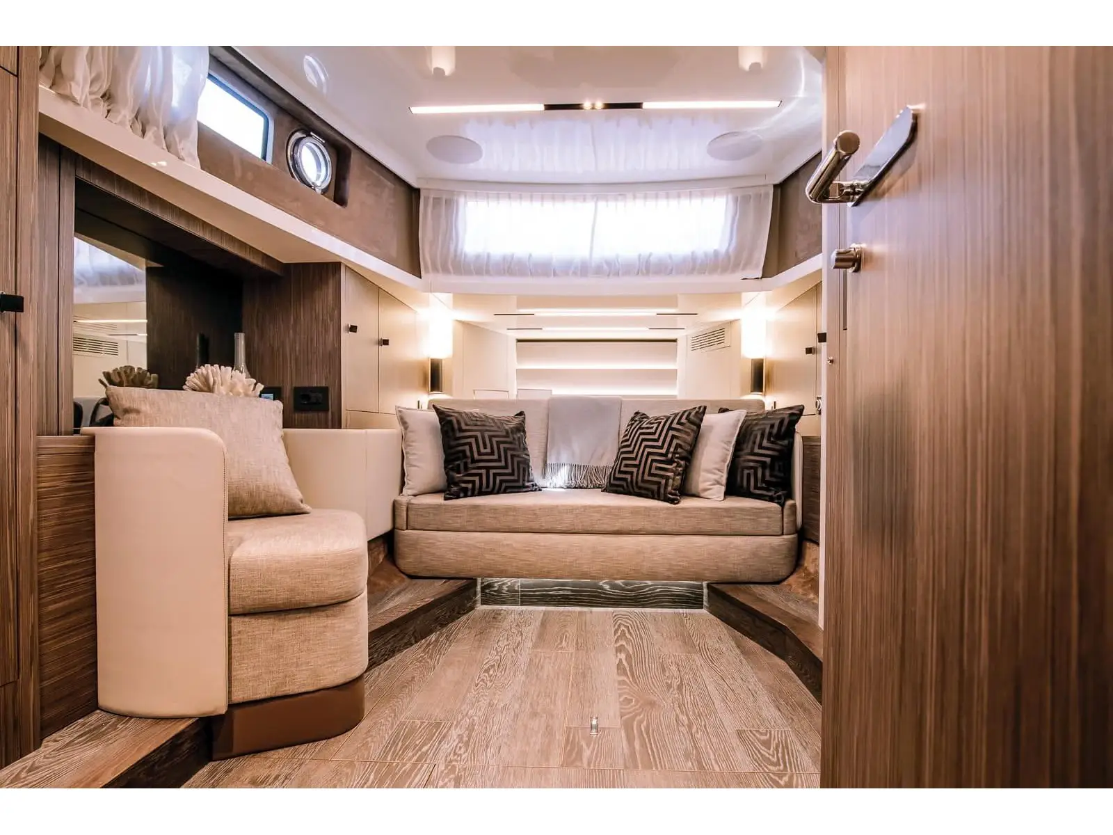 Cranchi 46, Interior image