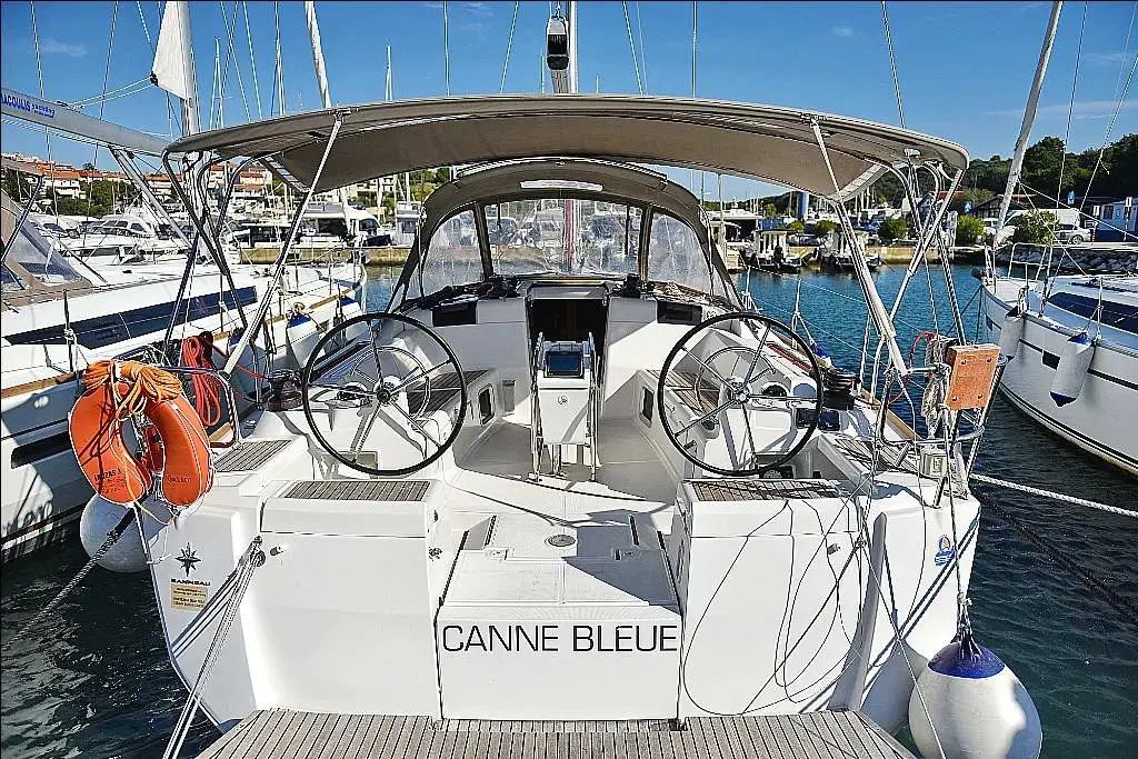 CANNE BLEUE, photograph 5