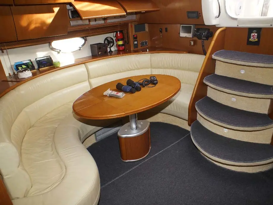 Lady Veronika, Interior image
