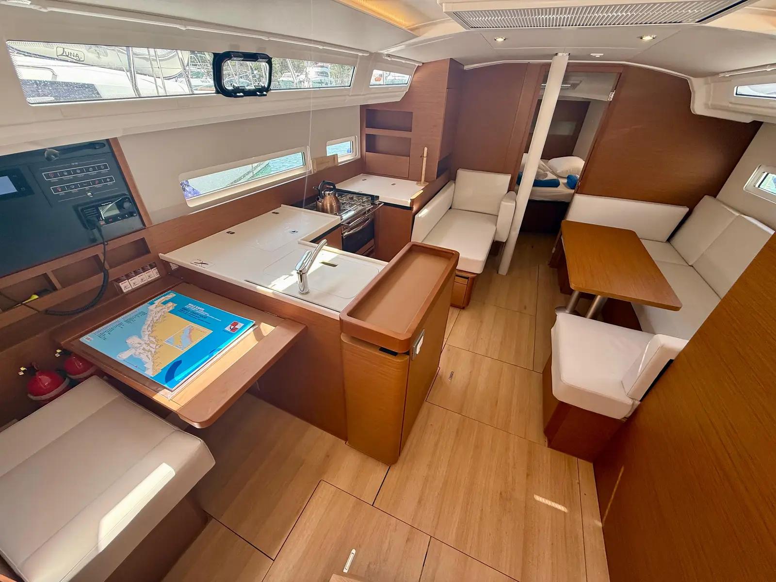 Sunset Kiss, Interior image