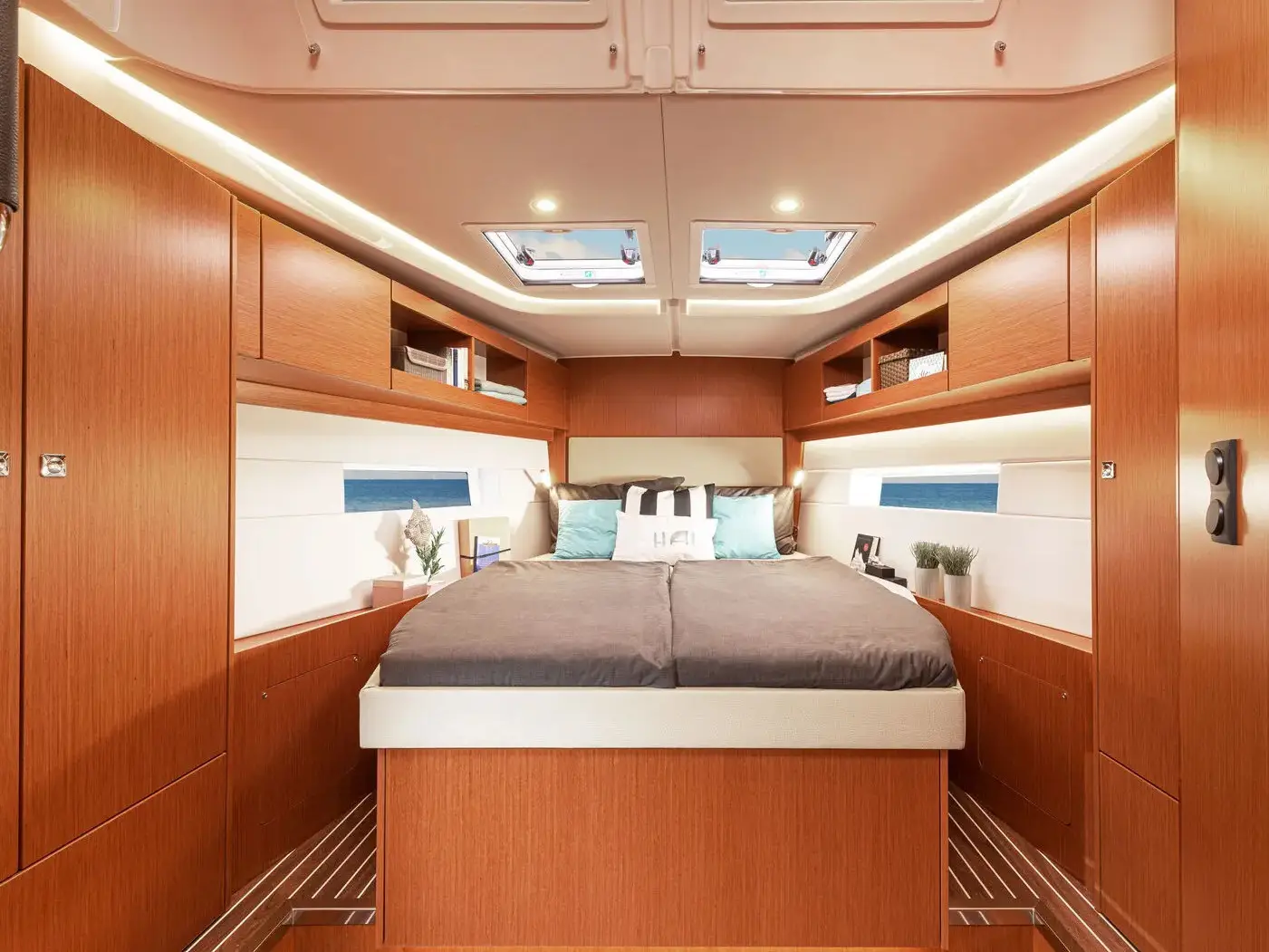 SILVER III, Interior image