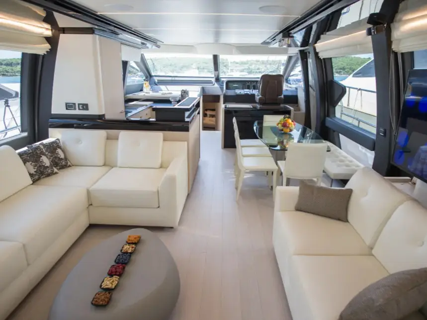 Alyss, Interior image