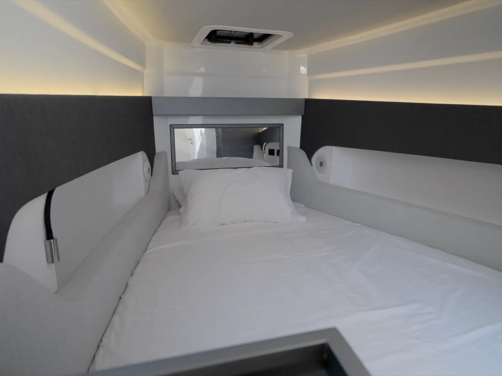 Mister Gio, Interior image