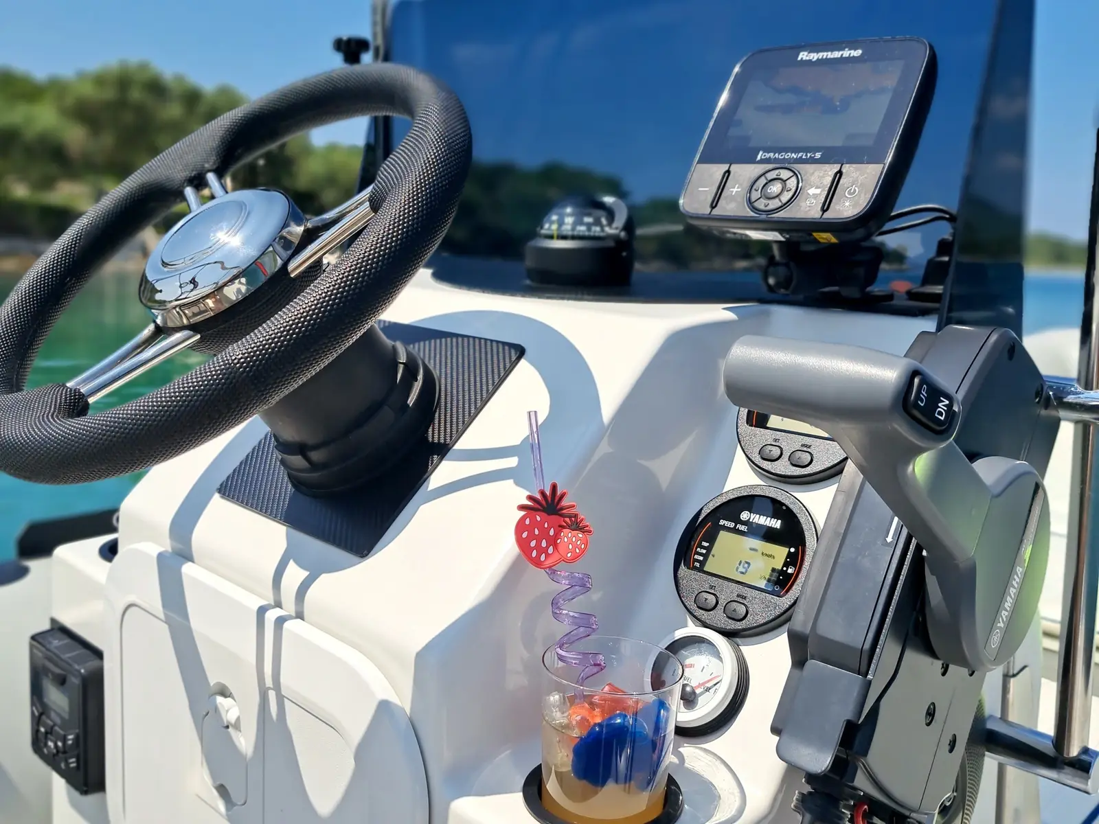 Niky, Interior image