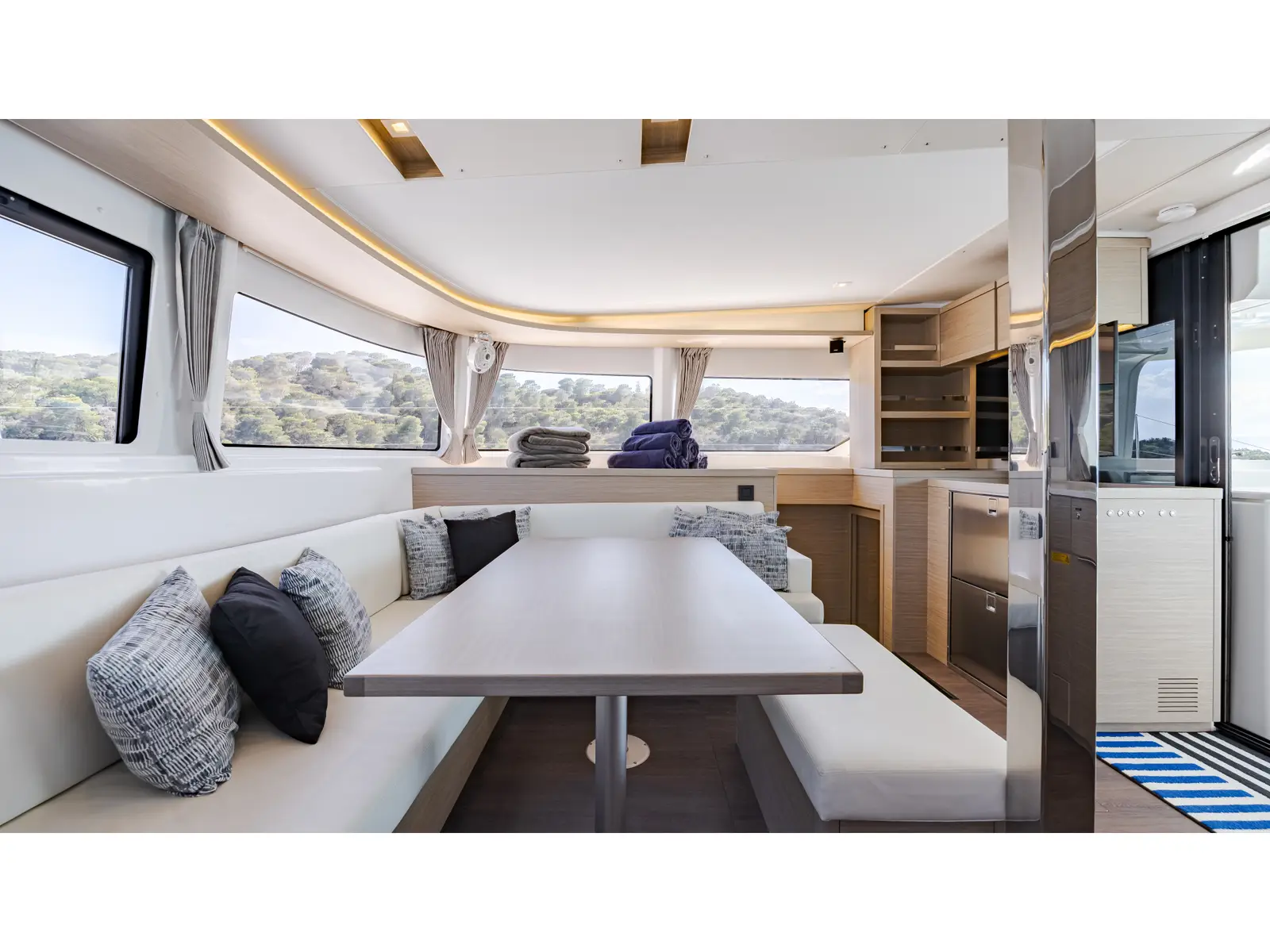 BLUE HORIZON, Interior image