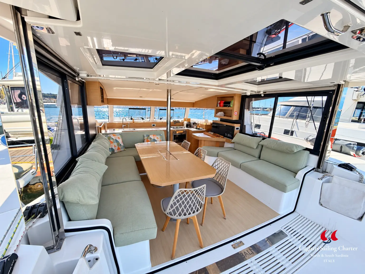 Violante, Interior image