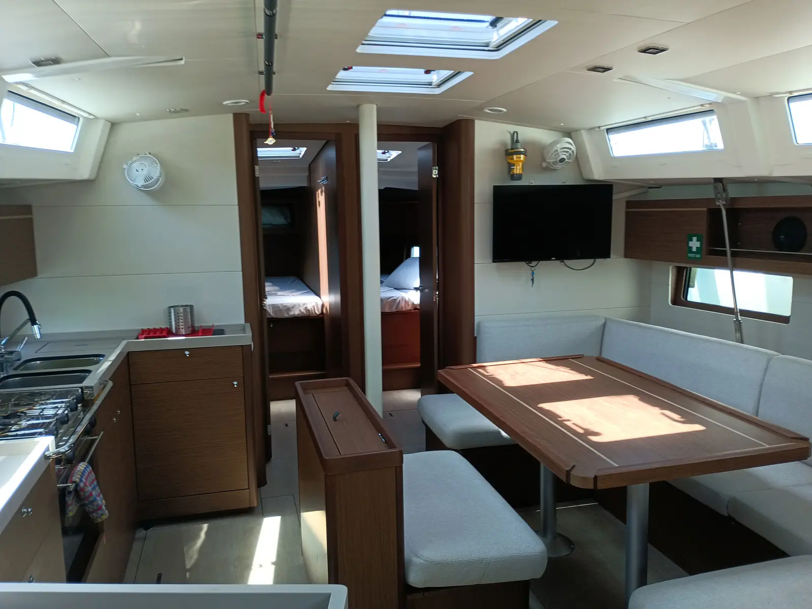 Zoi, Interior image