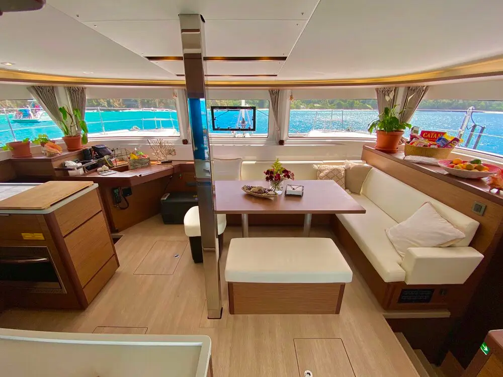 Maryna, Interior image