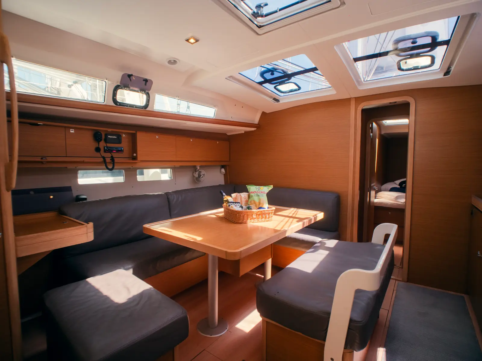 Nora, Interior image