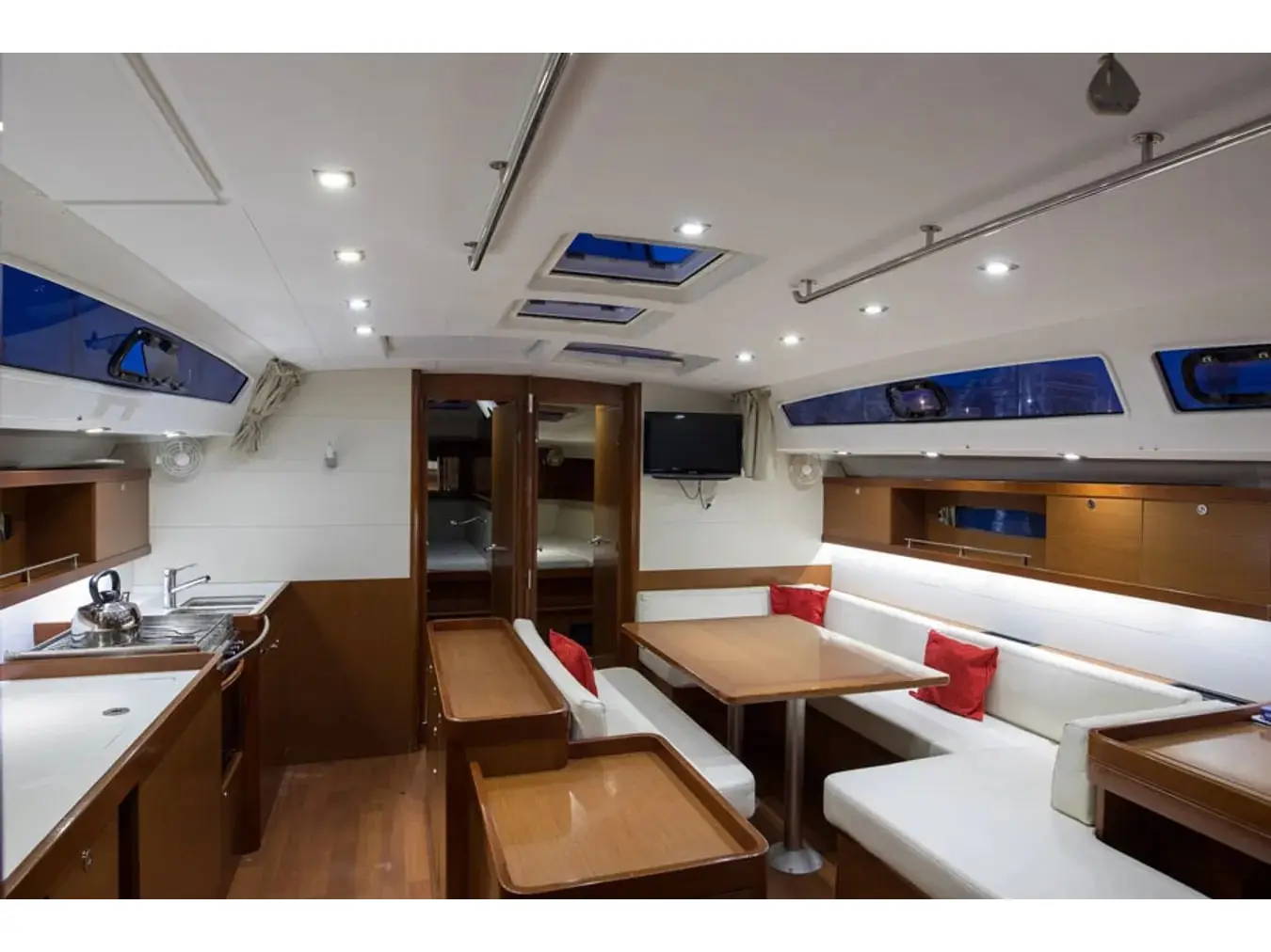 Vanessa M, Interior image