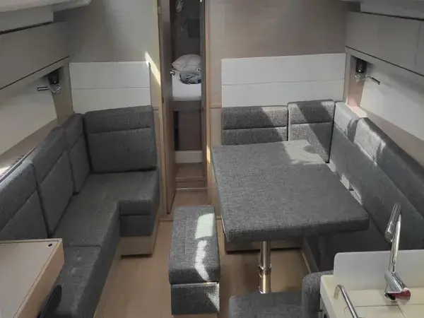 Zoe, Interior image