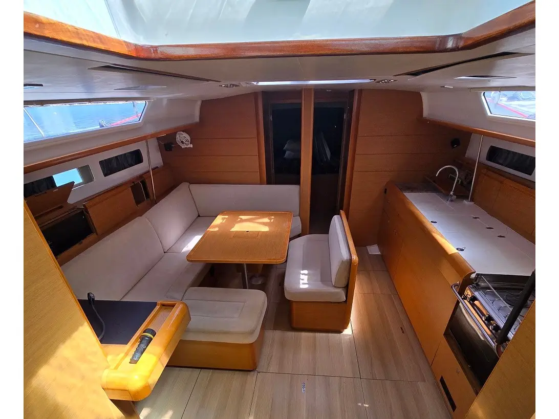 Electra, Interior image