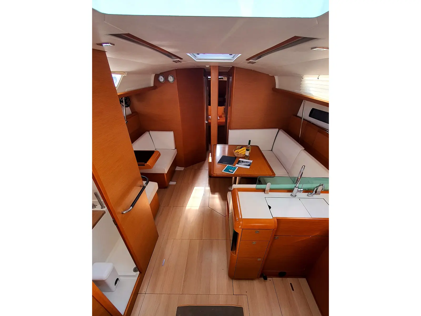 KALLI ZOI II, Interior image
