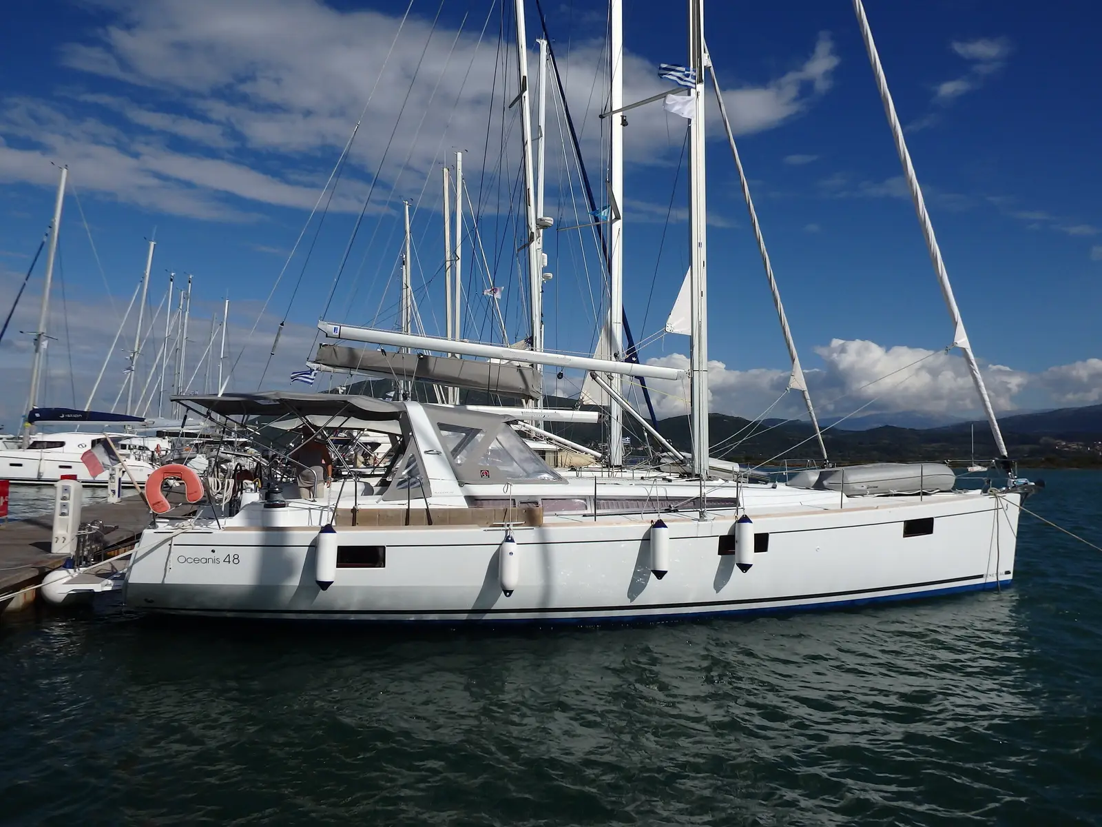 Oceanis 48, Main image