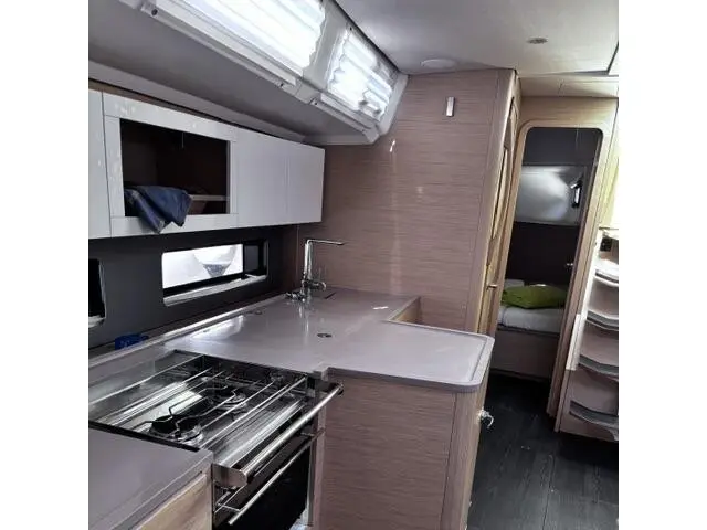 Iris, Interior image