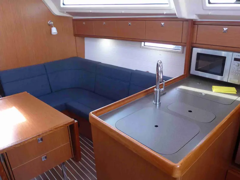 Blue Passion, Interior image