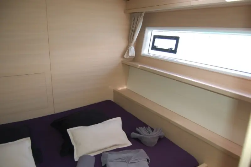 Marlena, Cabin / window