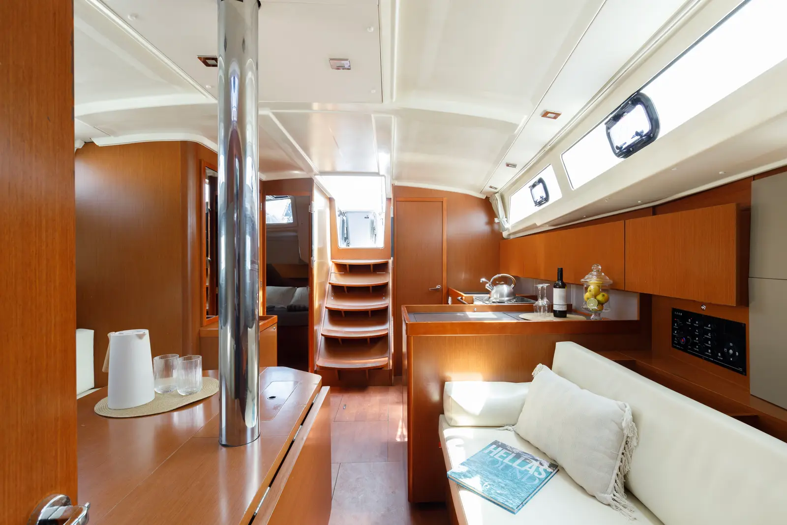 Ocyrhoe, Interior image