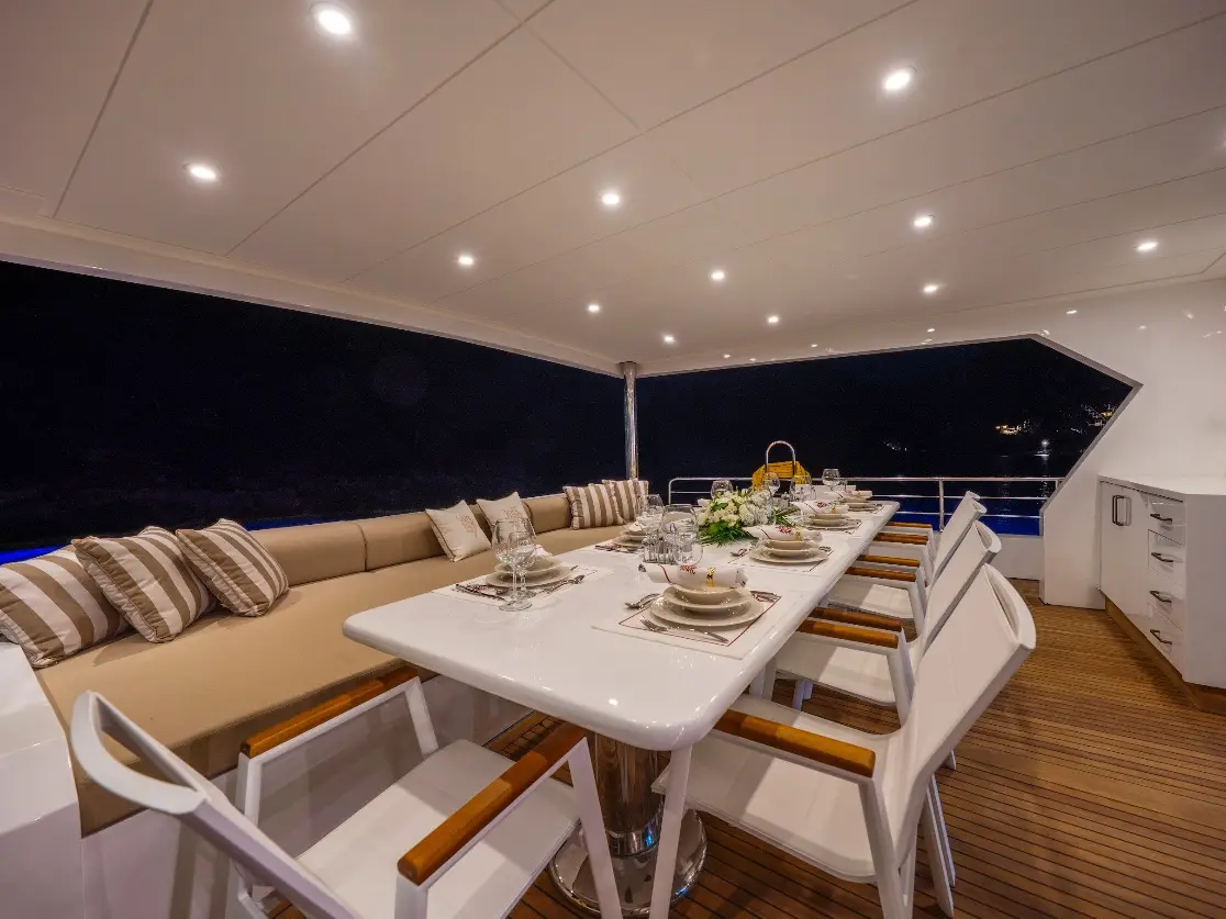 Lila Trawler, Interior image