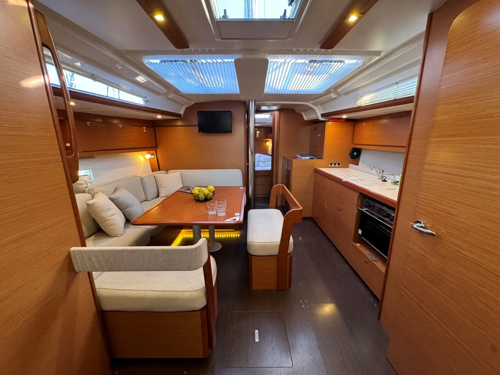 Levan, Interior image