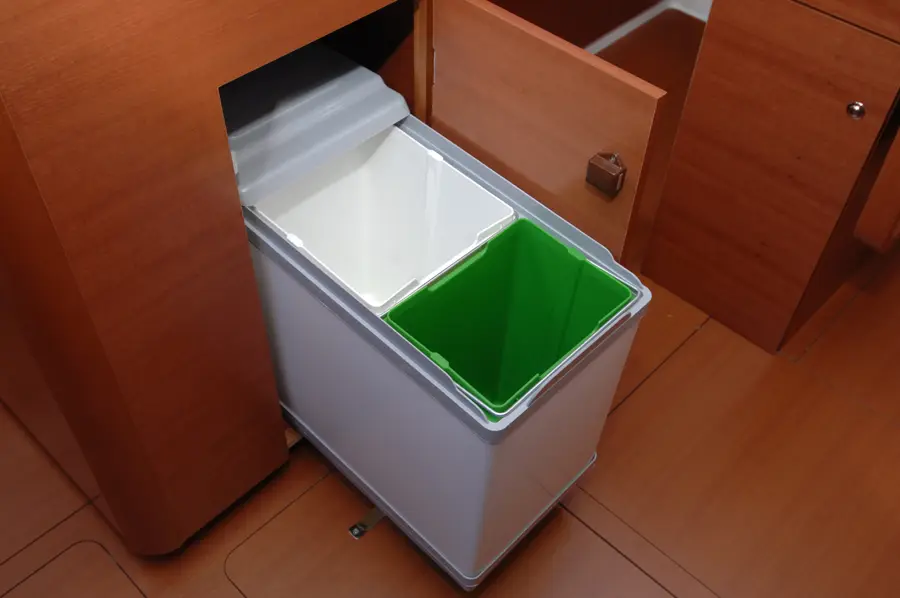 Lara, Dufour 335 GL galley