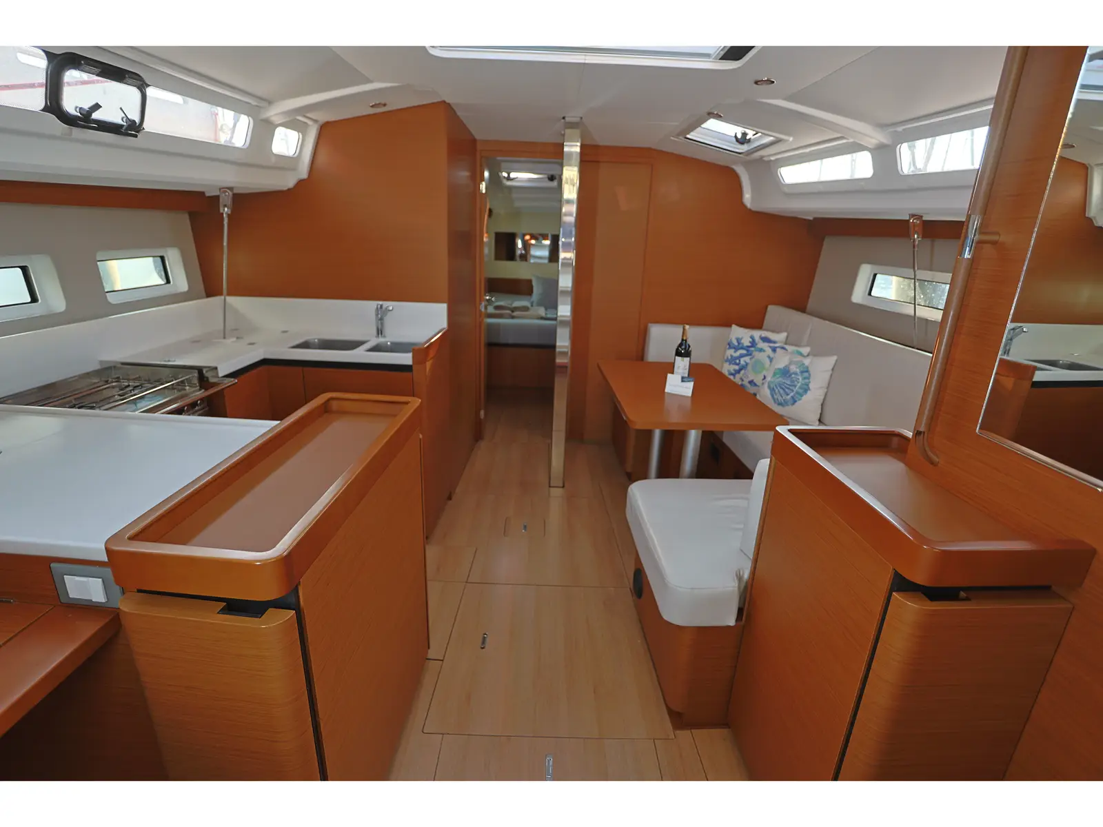 Yakamozi, Interior image