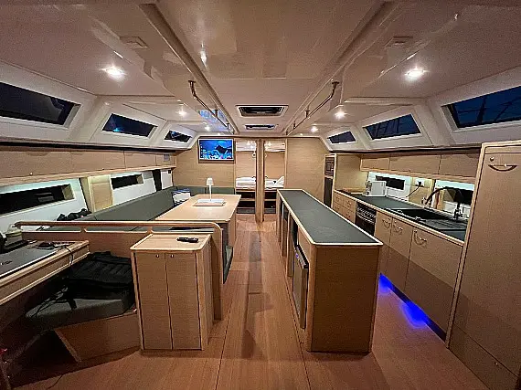 Elly Blu, Interior image