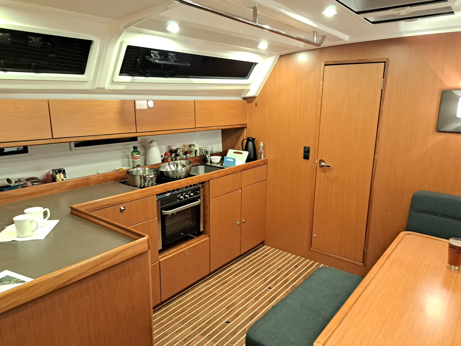 Comfort, Interior image